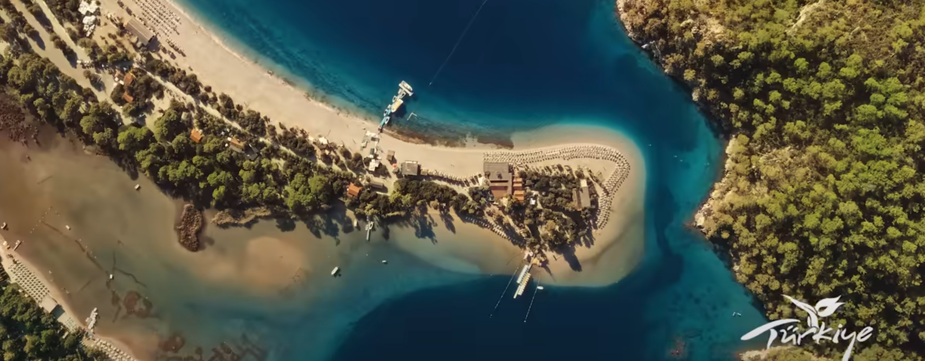 爱琴海，这片世界闻名的蔚蓝海域，是土耳其最迷人的瑰宝之一。无论是徜徉在波光粼粼的海湾，还是探索古希腊文明的遗迹，这片土地都将为您带来前所未有的震撼与感动。